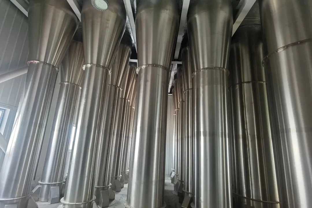 Positive pressure dense-phase pneumatic conveying pressure vessel system