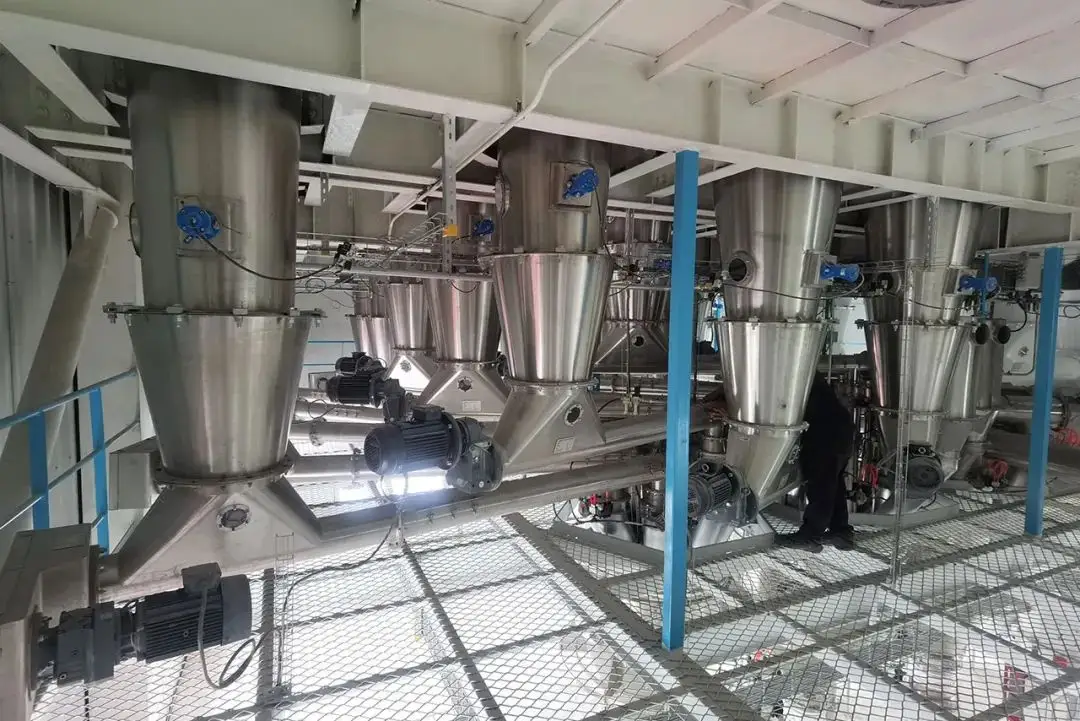 Positive pressure dense-phase pneumatic conveying pressure vessel system